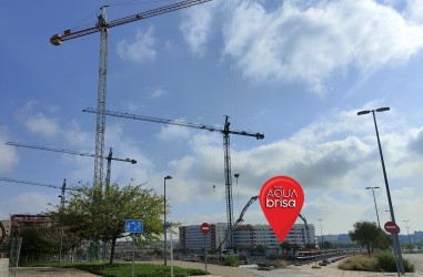 Vista del Aqua Brisa desde la plaza central en Arcosur