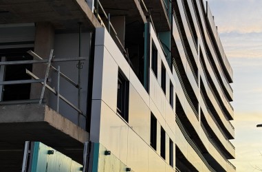 Avance de obras del Edificio Aqua Brisa, fachada industrializada